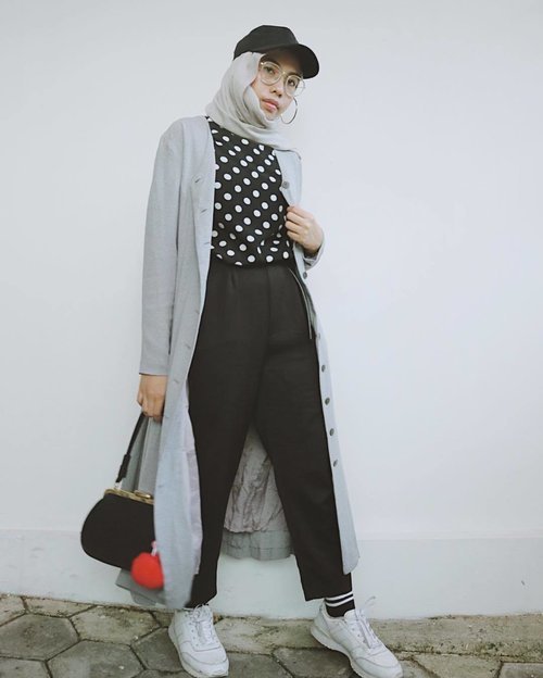 🌚...#clozetteid#ladyuliastyle#fashionblogger#lookbookindonesia#hijabootdindo
