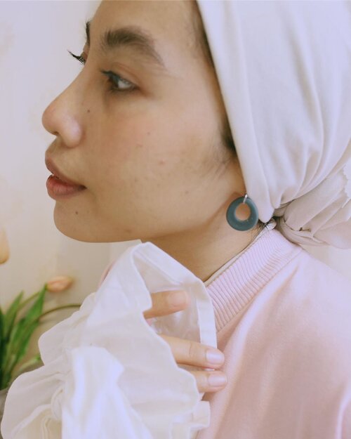 Pretty earrings from @seralavana_ ❤️
——————————
@folkaland 
#sekotakcinta#bersamalokal#lokalproduk#produklokal#localproud#clozetteid#earrings#handmadejewelry#folkaland#aesthetic#selfportrait#fotodalamrumah#makeportraitsnotwar#hypebaebeauty#ruedaily#minimalfeed#feedgoals#wethecreators#contentcreatorjakarta#gameoftone#suddenlycinematic#hijabstyle#turbanstyle#turban