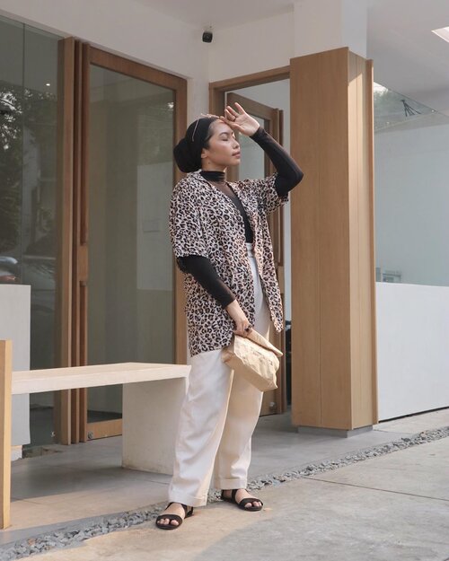 Masih inget kayaknya beberapa tahun lalu aku ngerasa animal pattern itu nggak aku banget. Tapi tiba-tiba belakangan ini jadi suka banget, meskipun emang tricky sih nyari animal pattern yang wearable dan cocok sama style aku. Biar tetap keliatan santuy aku pakai kemejanya jadi outerwear terus dipadanin sama celana linen dan sandal..Kalian suka animal pattern juga nggak?.Btw ini difotoin @isnadani terbaik emang ni anak kalau motoin OOTD. Luuuv😘...#clozetteid#ladyuliastyle#wearetothe9s #modestyaroundtheworld #hijabfashion