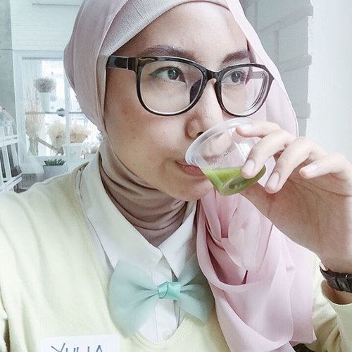 I'm having fun at Clozetters Meet Up because I can try delicious yet healthy green smoothies made by kak @nectarmadu and got so many knowledge about healthy skin from Kak Nectaria dan Mba Irin dari @naturalhoney_id Yaaay! Can't wait to try all the recipe at home. I also love todays dresscode: feminine yellow. Such a lovely weekend 😘🍃🌼...#clozetteID#NaturalHoneyxClozettesBBA#potd