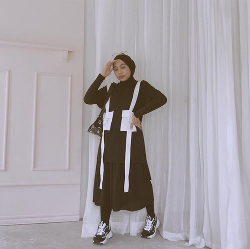 Going black and white.
.
.
.
📸 @julinarmutiara 
#ladyuliastyle
#malasmalasstyle
#clozetteid
#ootdhijab
#wearetothe9s 
#hijabstreetstyle 
#modestyaroundtheworld 
#minimalistwardrobe