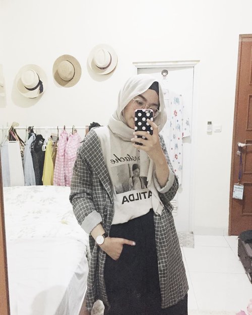 I heard that checkered pattern is back!
.
.
.
#ladyuliastyle
#ggrepstyle
#hijabstyle
#clozetteid