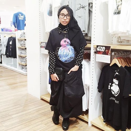 Wearing one of my favorite t-shirt from #UniqloxStarWars collection. Get yours at @uniqloindonesia and may the force be with you!.#uniqloindonesia#clozetteid#fashionblogger#theforceawakens