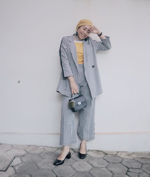 Udah ketawain aja!.And these gingham outer and pants from @alezalabel really made my day 💕...#ladyuliastyle#clozetteid#ggrepstyle