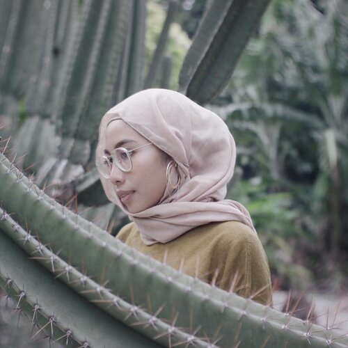 Eating too many carrots may cause your skin turn orange, so remember to eat all foods including the healthy ones in moderation - when in Grand Garden..📷 @azatani ...#selfportrait#cacti#clozetteid