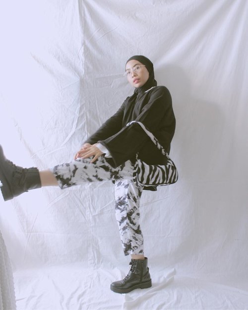 👽👽————#ladyuliastyle#clozetteid#blackandwhite#monochrome#minimalstyle#tiedye#shibori#bwoutfit#malasmalasstyle#aestheticfeed#whitagram#digitalcreator#minimalistwardrobe#feedgoals#tampilcantik#fashionista#normcore#hijaboutfit#hijabstyle#fashionstylistjakarta#hijabstylistjakarta#ruedaily#minimalfeed#hijaboutfit