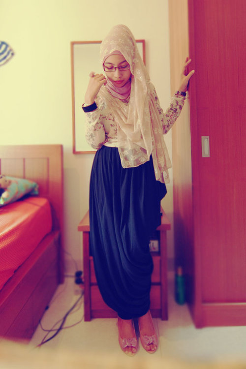 Vintage Hijab Style #ClozetteID #ColorfulHijab Visit my blog http://ladyulialogy.blogspot.com