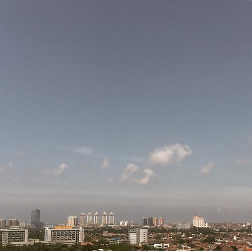 Good day🌤✨...#iphoneonly#shotsoniphone#skyporn#clozetteid#explorejakarta#slowlivingindonesia #simplelivingindonesia