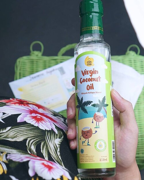 VIRGIN COCONUT OIL FOR KIDS 🥥.Aku mau kenalin Virgin Coconut Oil (minyak kelapa murni) yang sangat bagus untuk anak², ibu hamil, dan menyusui..Jadi coconut oil ini bisa digunakan utk memasak atau menumis sayur untuk si kecil..Selain itu juga produk ini sudah memiliki sertifikasi BPOM, Halal, ISO management food dan safety, ISO management system dan SNI. Lalu cara pengolahan virgin coconut oil ini tanpa tamabahan bahan kimia..Disaat cuaca dan kondisi pandemi seperti ini, anak², ibu hamil, dan ibu menyusui sangat rentan terkena virus dan kekebalan tubuhnya sering drop. Maka mengkonsumsi Virgin Coconut Oil ini memang sangat bagus, karena dapat menstabilkan serta meningkatkan kekebalan tubuh, melindungi dari virus dan bakteri, dan membantu penyerapan nutrisi..Karena bulan ni aku juga memasuki HPL, maka sangat bagus mengkonsumi coconut oil ini. Karena dapat membantu proses persalinan, memudahkan bayi untuk menyerap nutrisi, serta dapat meningkatkan kualitas ASI..Kalau mom sudah pernah cobain Virgin Coconut Oil? Yuk, cerita pengalamanannya mom 😊.Ohhh iya klo mau coba mom juga bisa membeli dengan harga diskon. Dari harga IDR 74.000 -> IDR 68.000 hanya pembelian di Shopee dengan menggunakan kode voucher CONCXJEAN..Tunggu apa lagi? Ayoo cobain khasiatnya, mom 😊.@concos_indonesia@ksmbabynkids..#jeanettegy #ClozetteID #PeduliSiKecil #SehatBersamaConcos #VCOIndonesia #VCOuntukanak #VCOuntuk Asi