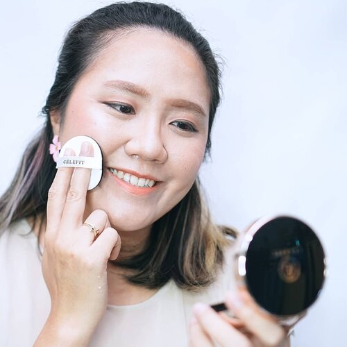 Celefit Cushion Classic Pact 🌈
.
Kali ini mau review singkat Cushion Classic Pact dari @celefit_id ❤️
.
Ini aku pakai yang Shade No. 23 (Medium Beige). Aku suka banget sama packagingnya yang simple dan elegan ❤️
.
Review produknya:
✨ Thick
✨ Light to medium coverage
✨ Finished Dewy
.
Review lengkapnya uda aku tulis di Blog juga ya 😊
. .
#jeanettegy #JeanettegyReview #ClozetteID #CushionFoundation #cushion #Celefit #celefitcushion #beauty #makeup #makeupkorea #produkkorea #BandungBeautyVlogger