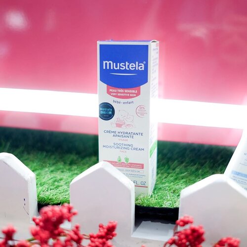 New addition to Mustela fams: Very Sensitive range. Rangkaian Very Sensitive ini memang di formulasikan khusus untuk baby dan anak yg kulitnya sangat sensitive. Ciri nya gimana sih? Salah satu cirinya itu gampang ruam dan merah. Kena debu, merah. Kena panas, merah. Twinnies termasuk yg very sensitive kulit nya, makanya gue benci banget sama yg suka pegang apalagi cium mereka sembarangan hih! Soalnya bisa langsung merah merah gitu kan kasian jadi rewel enggak nyaman :(______Nah sekarang untung nya rangkaian Mustela yg Very Sensitive ini udah masuk ke Indonesia jadi cucok deh twinnies bisa pake. Soon ya review nya di Blog! ❤️✨PS: even udah ada ini bukan berarti orang bisa seenaknya cium or pegang twinnies loh yaaa 😤_______Btw, moms udah tau belum jenis kulit bayi nya? Biar bisa pake product yg tepat gitu loh~ #clozetteid @MustelaIndonesia@MombloggerCommunity#MustelaTalkshow#MustelaIndonesia#MustelaxMombloggerCommunity#MomBloggerCommunity#ApaJenisKulitBayimu#KulitNormal#KulitKering#KulitSangatSensitif#KulitAtopik