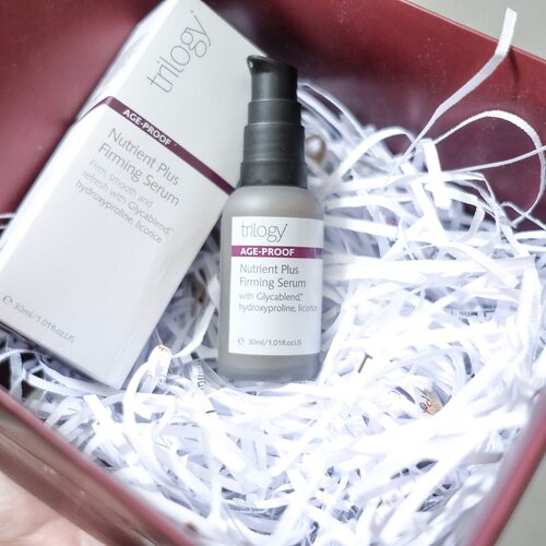 @trilogy_id Age Proof - Nutrient Plus Firming Serum ✨⠀⠀⠀⠀⠀⠀⠀⠀⠀————⠀⠀⠀⠀⠀⠀⠀⠀⠀Team pecinta #AntiAging mana suaranyaaa? Terharu akhirnya bisa nyobain ini serum~⠀⠀⠀⠀⠀⠀⠀⠀⠀What so special about this serum? Konon katanya serum ini tuh packed with powerful ingredients yg bagus untuk aging skin. Gue penasaran banget sih sama kandungan Glycablend yg di claim sama Trilogy kalau itu adalah salah satu breakthrough ingredient mereka. Sampe di paten-in sama mereka loh jd yg punya ya cuma Trilogy (cmiiw)⠀⠀⠀⠀⠀⠀⠀⠀⠀————⠀⠀⠀⠀⠀⠀⠀⠀⠀FIRST IMPRESSION: the serum texture is unique (or its my first time coba serum dengan texture kayak gini lol), cream-colored serum yg teksture nya kayak cream tp agak cair. Not a fan of the pump tho, agak keras buat di pencet. The scent? Nothing special. ⠀⠀⠀⠀⠀⠀⠀⠀⠀———⠀⠀⠀⠀⠀⠀⠀⠀⠀I personally LOVE IT! It makes my face glow, kayak ngebantu kinerja skincare gue yg lain gitu loh. Gue baru pake sekitar 4 hari (pagi & malam) but the glow is real. Will update later yes 🤗✨⠀⠀⠀⠀⠀⠀⠀⠀⠀#clozetteid #Trilogy #TrilogyID #TrilogyIndonesia #AgeProofTrilogy #DiscoverTrilogy #mombloggerindonesia #beautybloggerindonesia #antiagingserum #antiagingskincare #indonesianblogger