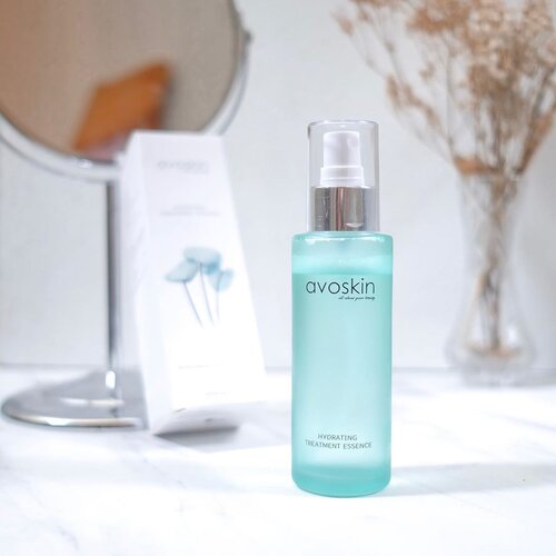 Finally get my hands on this @avoskinbeauty Hydrating Treatment Essence (New Formula) setelah pas launching telat ke web nya dan berujung sold out enggak kebagian, sad! 🙃
———
First impression, aroma Peppermint nya strong. For me, enggak masalah soalnya gue suka banget aroma Peppermint. Here’s my thoughts about this HTE new formula:
✨Aroma Peppermint nya strong, me likey!
✨Seger banget pas di semprot ke wajah
✨Bikin muka lembap abis di semprot
✨Multifungsi bisa jadi Toner, Face Mist and Setting Spray
But ada beberapa hal yg gue kurang sreg sama HTE ini:
😩 Botolnya berat, enggak travel friendly hiks
😩 Pedih klo kena mata jd harus bener bener nutup mata rapet pas nyemprot.
Udah sih dua ini aja kekurangan nya menurut gue. Buat si aroma Peppermint nya yg strong balik ke selera, ada yg suka kayak gue tapi ada jg yg enggak suka karena ngerasa too strong. ———
Gue penasaran banget sama HTE new formula ini dan akhirnya beli karena si HTE ini mengandung Centella Asiatica yg konon katanya bisa membantu mengurangi jerawat dan membantu memudarkan bekas jerawat, katanya juga bisa membantu meningkatkan produksi kolagen loh. Will update later sih kalau udah ada perubahan signifikan, gue baru pake seminggu btw 😂 #clozetteid #avoskinbeauty #skincare #facemist #momblogger #mamablogger #mombloggerindonesia #beautybloggerindonesia #idskincarecommunity