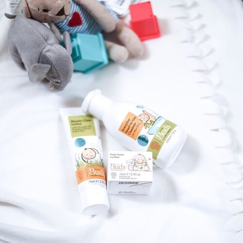 Trying out @budsorganic for the twinnies #KisahAraya———✨Everyday Cleanser - texture nya beda dari sabun nya araya yg sebelum nya, ini agak cair gitu. Kaget sih pas pertama nuang soalnya jd kebanyakan 😂 biasanya kan bentuk nya Gel gitu jd enggak ambyar kalau pas dituang. This cleanser have mild scent, busa nya jg enggak banyak. Yg penting, kulit twinnies tg sensitive cocok pake ini. Luvs! (Rp.209.900)✨Mozzie Clear Lotion - lotion anti nyamuk ini surprisingly cepet bgt menyerap nya di kulit. Enggak lengket sama sekali. Aroma citrus nya juga seger tp mild. (Rp.229.900)✨Pukka Pucker Lip Balm - lipbalm khusus baby & toddlers. Teksture nya pas gue cobain sih kayak cleansing balm ya, di apply di bibir langsung melted gitu. A little goes along the way banget klo pake ini buat araya. Melembapkan nya juara sih 🥰 (Rp.269.900)————Where to buy? Tokopedia, Shopee, Blibli or BukaLapak 👌🏻————#clozetteid #twinmom #beautybloggerindonesia #mombloggerindonesia #mamablogger #babylipbalm #toddlerlipbalm #kidsskincare