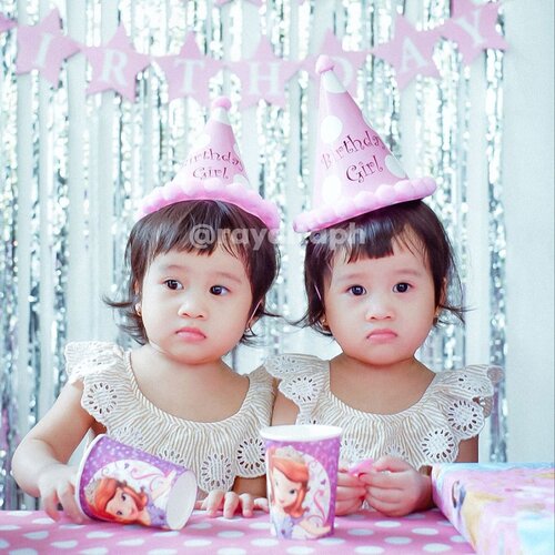 Hayooo bisa bedain gak yg mana ARA dan yg mana AYA? 😝————HAPPY SATURDAY SEMUANYAAAA~#SingleMamaofTwins #clozetteid  #SingleMama #SingleMom #SingleMomIndonesia #MomBloggerIndonesia #MamaBlogger #MamaOfTwins #TwinMama  #BackInTheGame #BEAUTIESQUAD #TampilCantik #SelfLove #BirthdayGirl #BirthdayTwin #FraternalTwins #AnakKembar