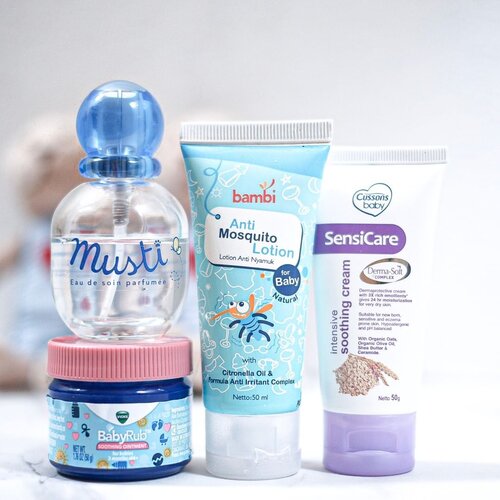 #KisahAraya ADDITIONAL ESSENTIALS. Selain daily essentials yg udah pernah gue post, ini beberapa barang yg jadi tambahan perawatan nya araya. Kenapa tambahan? Ya karena enggak dipake setiap hari.⠀⠀⠀⠀⠀⠀⠀⠀⠀———⠀⠀⠀⠀⠀⠀⠀⠀⠀✨@vicksindonesia Baby Balsam (ini belom masuk indonesia sih sebenernya LOL) - andalan tambahan kalau araya udah tanda tanda mau pilek. Abis pake kutus kutus terus pake ini pas mau tidur biar tidur nya lebih nyenyak, soalnya vicks ini ada kandungan lavender nya + emang bisa bantu melegakan pernafasan kalau lg pilek.⠀⠀⠀⠀⠀⠀⠀⠀⠀✨@mustelaindonesia Musti Parfume - parfume nya araya kalau mau pergi. Wanginya enaaaak seger tapi enggak lebay. Lumayan tahan lama sih kalau dipake nya ke mall, kan enggak keringetan or kena matahari langsung hahaha no alcohol yes jd aman 👌🏻⠀⠀⠀⠀⠀⠀⠀⠀⠀✨@bambibaby.id - lotion anti nyamuk andalanqu, wangi citrus nya seger banget luv! Ampuh juga buat meng-hempas-kan nyamuk gengges~⠀⠀⠀⠀⠀⠀⠀⠀⠀✨@sensicareid @cussonsbabyid - lotion ini gue pake buat pengganti diaper cream sih klo pas pergi. Soalnya si sudo cream nya itu gede jd makan space di tas kalau dibawa-bawa jadi nya buat pergi ya bawa ini aja~⠀⠀⠀⠀⠀⠀⠀⠀⠀———⠀⠀⠀⠀⠀⠀⠀⠀⠀#Clozetteid #twinmom #momblogger #mombloggerindonesia #mamablogger #momoftwins #mamablogger #twinmama