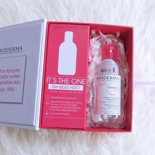 my fav micellar water review is up on www.rayditaa.com - a little reminder about @bioderma_indonesia 's promotion on @sociolla
--
•Bioderma Sensibio H2O 100ml = 99.000 (discounts from 143.909)
•Bioderma Sensibio H2O 250ml = 272.800 (discounts from 341.000)
•Bundling Bioderma Sensibio H2O 250ml + Sensibio H2O 100ml (plus free pouch) = 231.000
*This promo is valid from April 24th - May 31th 2017
--
yuk belanja mumpung libur! swipe for discount codes yaa 😘