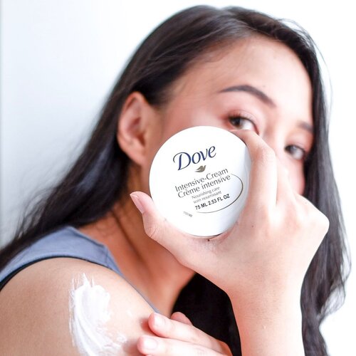 @dove Rich Nourishment Cream - Multifunction cream yg gue suka pake sebelum tidur. Kenapa sebelum tidur? Ya soalnya kan tidur nya di kamar ber-AC terus suka jd kering kulit gue pas bangun, nah after pake cream ini sih no more dry skin ya pas bangun pagi. Its deep moisturize my skin while i’m sleeping. the cream is so soft and smooth, me likey! Perfect for everyday use dan cucok untuk all skin type menurut gue. Yg penting, formula nya non-greasy jd nyaman dipake semaleman. Tersedia 3size ya gengs: 75ml - 150ml - 250ml ✨ @beautyjournal #DoveBeautyCream #DoveBodyCream #DoveNourishingCream #MultifunctionCream #DeeplyNourish #HealthierSkin