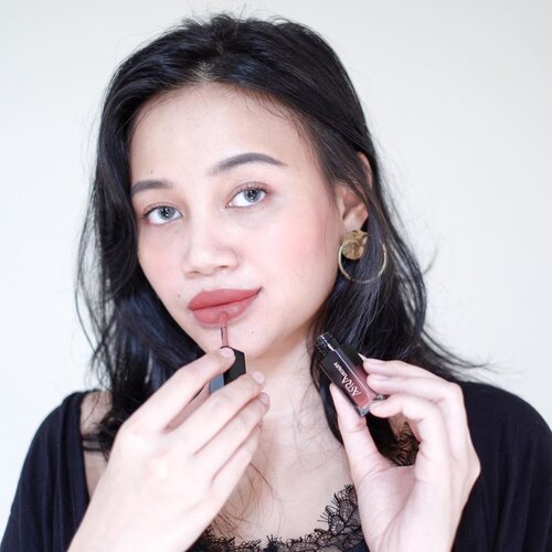 Wearing @Arra_beauty Lip Matte shade Dumai. I thought this kind of color didn’t suit me well but turn out i was wrong 😆______Si shade Dumai ini warna nya oke banget buat daily use, mau buat acara pun oke juga tinggal main di eyeshadow nya. Packaging wise: lucuk! Hitam tapi ada sedikit part transparant nya._____Eh, udah tau belum kalau Arra Beauty ini Lip Cream Anti-Aging? Baca dong yuk di blog gue, as usual link nya ada di bio ❤️✨——#Clozetteid #ARRABeauty #ARRABeautyID #IamARRA #Clozetteidreview #LoveLips #ARRABeautyxClozetteidReview @clozetteid