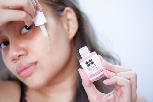 @Scarlett_Whitening Brightly Ever After Serum – Currently using this serum karena penasaran liat orang orang pada pake. First impression, botolnya lucu warna pink. Gue kira serum nya warna pink juga eh ternyata botol nya doang! Hahaha (Scarlett Whitening punya 2 macem face serum, Brightly Ever After Serum & Acne Serum, yg Acne Serum warna botol nya ungu ya gengs!) Untuk si serum nya sendiri itu tekstur nya enggak terlalu cair ataupun kental ya, cepat meresap di wajah. Aroma nya agak asem gitu tp enggak terlalu ganggu sih, cuma emang enggak wangi yg gimana gitu karena ya ternyata ini fragrance-free jd aroma “asam” itu ya dari ingredients yg terkandung di dalam serum nya. Performa selama gue pake selama seminggu ya untuk serum seharga Rp.75.000 sih lumayan. Muka gue jadi berkurang kusam nya, untuk menghilangkan bekas jerawat ya pasti butuh proses sih ya kan. Nanti gue lanjut pake dulu terus gue update ya! More details bisa liat di blog gue, oke oke~ #clozetteid #MomBloggerIndonesia #MamaBlogger #BeautyBloggerIndonesia #JakartaBeautyBlogger #BEAUTIESQUAD #TampilCantik #IndonesianWoman #indobeautysquad #ScarlettWhitening