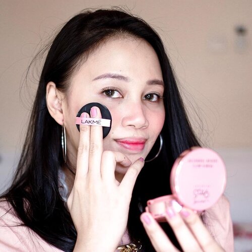 #CushionSerbaBisa @LakmeMakeup 9 to 5 Reinvent Primer Matte Cushion yg hasilnya tuh velvet-matte yg bisa bikin #NoTouchUpAllDay dan enggak perlu di set lagi pake bedak, praktis kan! ——— Cushion ini udah mengandung SPF 30 PA+ juga loooh~ Coverage nya oke dan rasanya juga ringan di wajah, nyaman👌🏻✨ @beautyjournal #LakmeXBeautyjournal #clozetteid