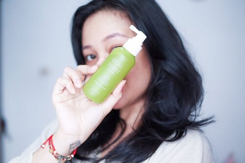 @Rated_Green ENERGIZING SCALP SPRAY - penyelamat rambut lepek ku!!———My true hero deh ini si Energizing Scalp Spray, rambut gue yg lepek bisa bye tuh lepek! (PS: cek di story gue deh, udah gue highlight soalnya emang worth dan nyata banget ini mengurangi lepek nya! ❤️) Oiya! Rated green ini juga menggunakan bahan organik (Shea Butter & Rosemary) yg di proses secara Cold Brew / Cold Press (tanpa melalui proses yg panas) untuk menjaga kualitas terbaik produk nya 👌🏻———Si energizing spray ini selain bikin bye lepek, bisa buat ngilangin bau apek rambut juga loh. Ya kayak gue misalkan seharian banyak kegiatan terus rambut bau apek tapi mau keramas udah lelah, ya semprot ini aja. Bye lepek, bye apek! Ada sensasi seger dingin gitu pas di semprot di kepala, aroma rosemary nya juga enak banget menurut gue. Worth to try buat yg punya rambut gampang lepek kayak gue. Ini juga kalau dipake habis keramas pas rambut setengah basah dan habis itu di keringin, rambut gue jd enggak segampang lepek kayak biasanya. True hero for my lepek hair! 👌🏻———-@sociolla #RatedGreen———-#clozetteid #beautybloggerindonesia #jakartabeautyblogger #mombloggerindonesia