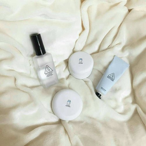 DID YOU KNOW ? Going to bed with makeup can age your skin up to 7 times faster. Beautiful skin requires commitment, not a miracle, someone said 🌻
.
.
. 🍒 tags : #3ce #stylenanda #koreanmakeup #beautygram #kbeauty #beautyblogger #beautyvlogger #amroutine #bloggerlife #flatlay #koreanskincare #honestreview #makeupcollection #abskincare #abcommunity #makeupjunkies #instabeauty #clozetteid #wardahintense 뷰티 #쇼핑 #화장 #스킨케어 #코스메틱 #인스타뷰티 #솔직후기 #메이크업 #일상 #팔로우 #좋아요 cr : unknown