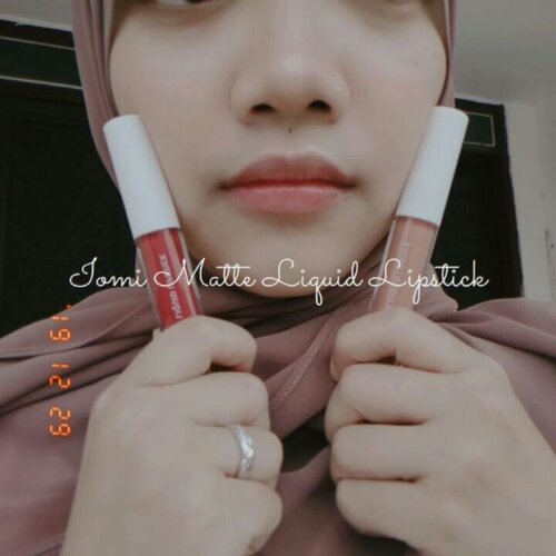 Barusan paketku dari @iomibeauty dateeng. Salah satu isinya adalah 2 matte liquid lipstick dari mereka yang BEST SELLER, warna "peach perfect" dan "ruby red"..Pas dicoba beneran baguuus hasil ombre lipsnya ❤ ..Untuk tekstur, dia sedikit lengket siii. Tapi lama2 ilang. Dan lumayaan awett dipakenya 🤗#iomi #iomilipcream #ombrelips #clozetteid @clozetteid