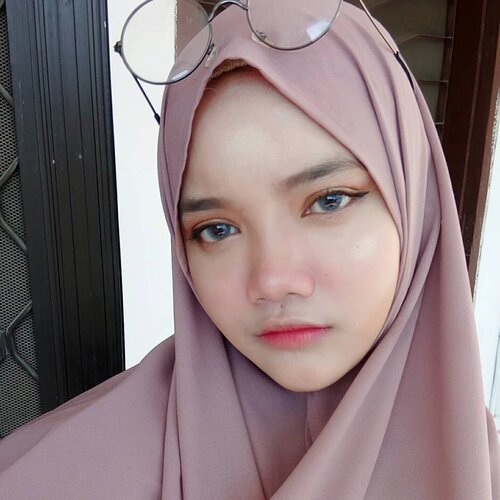 Bikin makeup glass skin tuh susah-susah gampang. Main trick nya sih pake oil yah. Dan setelah mencoba berbagai jenis oil, yg paling ngaruh sih pake baby oil. Alhamdulillah masih sesuai budget karena harganya cuma 15 ribuan wkwk. ..Then foundation/bb cream. Ini juga crusial banget sih. Aku udah nyobain pake Make Over sama Wardah, tetep susah bikin Wet Look. Eh trus nyobain bb cushion Korea dari @vtcosmetics_official yang rata2 emang punya dewy finish. Akhirnya berhasil yeay 🙌 Plus ditambah highlighter pastinya. (yang mau tutorial look ini bisa scroll ke bawah yaa. Atau lebih lengkapnya bisa cek Youtube aku di bio)..*tapi masih berharap ada produk lokal yang bisa dimix sama baby oil dan bikin glass skin begini 〰️..#curhatmakeup #clozetteid #glassskin #glassskinmakeup #koreanmakeup