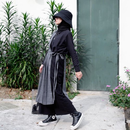 Black always a mood 🖤Wrapped in @shopataleen Isyana Tunik. Jarang pake tunik, tapi untuk ini pengecualian. Suka banget sama detail plaidnya, walaupun shirt dalem panjang sepaha gw pilih tucking in style biar plaidnya gak ngewer-ngewer balapan. Just love it!-#clozetteid#hijabstreetwear#hijabmodesty#modestfashion#karincoyootd