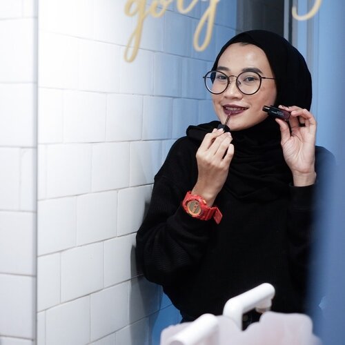 Yakin nih semua yang nyari lip matte, yang paling pertama dicoba selain warnanya pasti tekstur? Gimana kalo kandungannya?Liquid lipstick satu ini unik banget. Karena kecantikan itu tidak hanya harus membuat perempuan cantik dari luar, tapi juga menjaga kecantikan alami dari dalam. Itu dia hint keunggulan lip cream ini, teksturnya lembut dibibir apa sih rahasianya? Cek di www.karinakamil.com ya 🤍 link di bio! _________________#Clozetteid #ARRABeauty #ARRABeautyID #IamARRA #Clozetteidreview #LoveLips #ARRABeautyxClozetteidReview