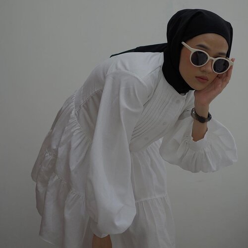 Feelin’ beautiful in white 🤍Moon Dress ini punya design classic seperti tahun 1900an, dengan puff sleeves, detail ruffles dibagian rok dan pleats di bagian dada. Bisa dipakai untuk yang berhijab atau pun tidak. Padu padannya juga from casual to formal look. Cocok nih buat hari pertama lebaran, biasanya suka tema putih-putih 😍Design lainnya cek langsung ke @reyoli.id teman-teman ✨-#karincoyootd#karincoywithlocal #clozetteid#modestfashion#hijabfashion