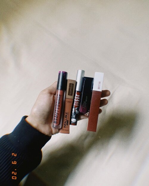 #ShadesOfKarincoy Edisi 11. Beautycrime @sorabelofficial 01 Psy Choco2. @getthelookid Infallible Pro Matte Liquid Lipstick Les Chocolats 862 Valupto Choco (kayanya udah gak keluar lagi deh)3. @thebalmid Meet Matte Hughes Long Lasting shades Adoring4. @arra_beauty shades Lume5. @maybelline Staymatte Ink 50 VoyagerSwipe untuk tau warna-warnanya setelah dipake dibibir 🖤_________________#clozetteid