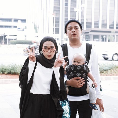 Akhirnya Keluarga Pradiansyah punya foto H+10 lebaran feat bayi qerunk. Family time murceu, nyobain @mrtjkt sambil nyari spot self timer. Segini aja udah seneng tuh si ibu, bukan kemananya tapi sama siapanya. Inget momen gak bisa diulang, nanti Sega udah bukan anak bayi lagi. Jadi sebisa mungkin banyak-banyakin aja momennya 😊❤️________________#thepradiansyahs#galasemesta#karincoyfavorite#clozetteid#familypictures