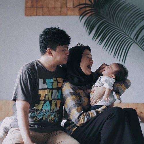 27 my age. No need presents, nothing can beats this our little family. To my treasures, you guys made my day!Ibu love yous 🖤😘*double chin ibu bapak don’t care 😂___________#thePradiansyahs#oct13th #familyportrait#myhome#clozetteid