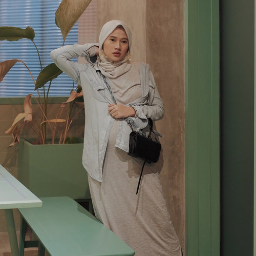 Am I look like #27weekspregnant?_________Apparently yes, today our little kicker as big as lettuce. Keep the weight gain baby! More swimming and wiggle-wiggle ❤️📸 @rimasuwarjono __________#27weeks#clozetteid#karincoypregnancystory#outfitoftheday#hijabfashion#maternitystyle