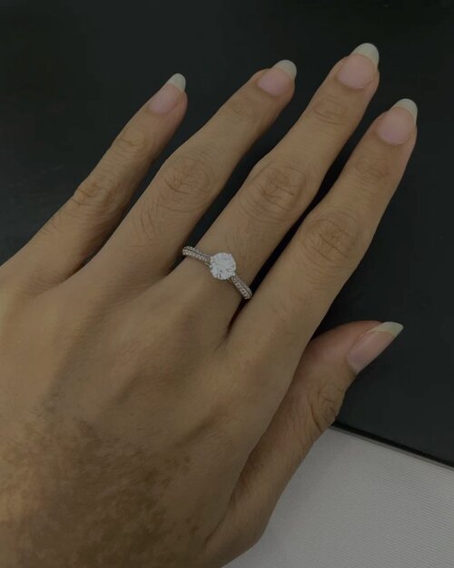 Look at that pretty sparkling diamond ✨ mau kodein suami mention dulu orangnya @anzaaaaa_ siapa tau mau kasih hadiah tunjangan hari raya buat istri 🥰

Btw ini cincin koleksi MEC Ultimate dari @miss_mondial yang spesifikasi kualitas berliannya sampai 49 parameter. Banyak banget? Iya untuk kualitas yang baik memang @miss_mondial menguji sampai melampaui standar penilaian 4C. Ngeliatnya aja bakal love at the first light ✨

Hari kamis lalu gw juga sempet visit ke store @miss_mondial di Plaza Indonesia lantai 3. Koleksi ini diluncurkan dalam rangka anniversary, lengkapnya mengenai Miss Mondial MEC Ultimate sudah gw tulis di blog. Cek link nya di bio : Miss Mondial - Lights Performance 📲
-
#LoveisAll
#LoveAndHappiness
#LoveAtFirstLight
#clozetteid