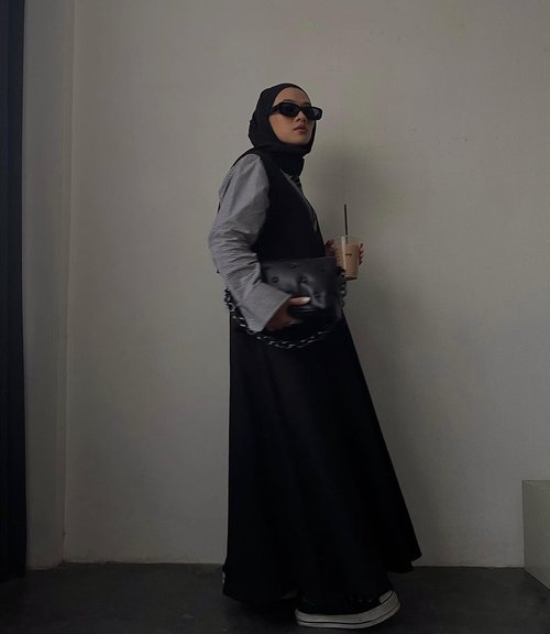 Persiapan baju lebaran gimana teman-teman?Panggilan kepada new mom, yang ingin lebaran instaworthy dan tetep kece cek @sabamodest yang gw pake ini deh. Kerah V nya ini bisa dipakai sama busui, supaya lebaran kece bund 🖤-#ootdindo#lookbookindonesia#hijabfashion#modestfashion#clozetteid