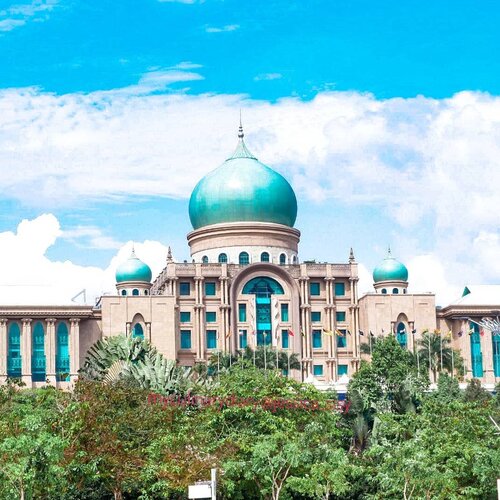 A beautiful palace in Putrajaya.Wanted to get insode, but it's forbidden :(.Hop over to myculinarydiary.com/TRAVEL to see my experience in abroad.#sisytravelingdiary #traveljourney #ootd #ootdfashion #palace......#clozetteid #wisata #travel #igtravel #travelgram #buzzfeed #europe #india #tajmahal #justgoshoot #exploretocreate #cappadocia #kapadokya #abudhabi #mosque #visualtolife #photography #photooftheday #dametraveler #peopleinframe #malaysia #beautifuldestinations