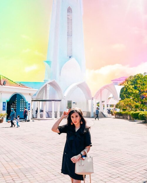 Finally I can post one of my holiday photos ❤It's quite far from town, but we made it to this mosque 😊.In frame: Melaka Strait Mosque...Check out myculinarydiary.com for more awesome posts!#sisytravelingdiary #tapfordetails #melaka #melakamosque #mosque......#ootd #photooftheday #beautifuldestinations #lookbook  #japanese #holland #wisata #travel #igtravel #travelgram #buzzfeed #europe #holiday #kapadokya #clozetteid #paris #flowers  #photography #photooftheday #amsterdam #beautifuldestinations