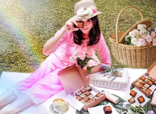 My lazy Sunday having a picnic with my PJ's and no makeup at all (makanya ditutupin mukanya pake topi!).Kali ini ditemenin sama brownies enak nan unyu dari @velsigne.patisserie1 box cantik ini ada 2 jenis brownies : Lotus biscoff dan cheese almond. Semuanya pakai couverture chocolate and 100% butter! Gapake margarin sama sekali, makanya aromanya enak. Rasanya enak dari dark chocolatenya dan teksturnya agak chewy gitu. So yummy!Cocok buat gift juga loh, liat deh boxnya cantik ada pitanya!Bisa juga dinikmati sama susu makan browniesnya. Kekinian gitu makan brownies dan cookies pake milk dari @melked.idWhat a perfect Sunday for me ❤❤Happy Sunday all 😊#brownies #oatmilk #vegan #nondairymilk #cookies #browniesbox #picnic #lotusbiscoff #biscoff #lotusbrownies