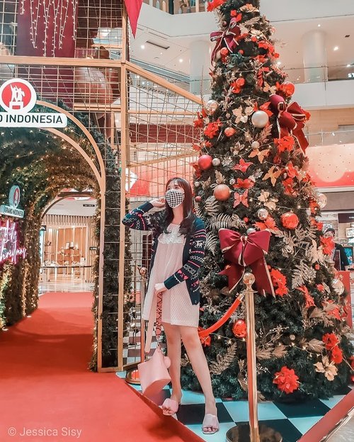 Having #AMerryLittleChristmasGI  with this wonderful decoration! 
Must wearing mask when taking photos here 👌
Good health protocol,  isn't it? 
You can also win shopping vouchers if you post the pictures at this spot at @grandindo 
#merrylittlechristmas #merrylittlechristmasgi #grandindonesia #christmas #merrychristmas #natal #iphoneonly