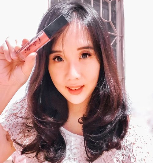 3 in 1 lipstick, eyeshadow, and blush on.
Trus ada lampu LED dan small mirror loh di lipsticknya. Gemes abisss❤❤❤
.
More details ke myculinarydiary.com/caltrylla ya
.
.
.
.
.
.
.
.
.
.
#clozetteid #cosmetic #beauty #skincare #makeup #makeupartistjakarta #superjunior #travel  #lipstick #turkey #makeupmafia #maccosmetic #blushon #eyeshadow #potd  #makeuptutorial #makeupvideo #tutorialmakeup #skincare #caltrulla #primer #theshonet #produkkorea #beautycare