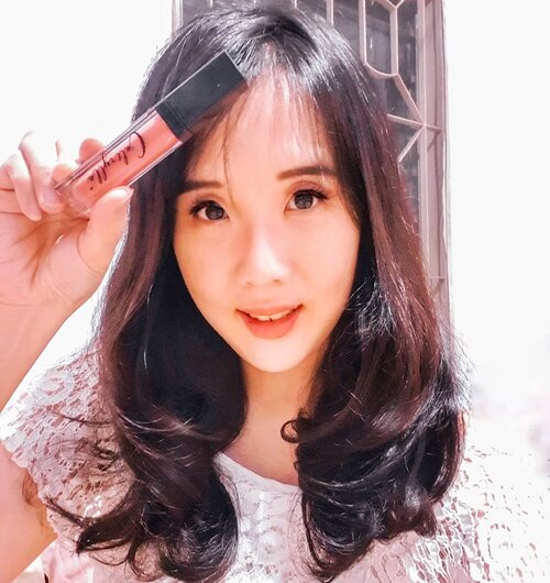 3 in 1 lipstick, eyeshadow, and blush on.
Trus ada lampu LED dan small mirror loh di lipsticknya. Gemes abisss❤❤❤
.
More details ke myculinarydiary.com/caltrylla ya
.
.
.
.
.
.
.
.
.
.
#clozetteid #cosmetic #beauty #skincare #makeup #makeupartistjakarta #superjunior #travel  #lipstick #turkey #makeupmafia #maccosmetic #blushon #eyeshadow #potd  #makeuptutorial #makeupvideo #tutorialmakeup #skincare #caltrulla #primer #theshonet #produkkorea #beautycare