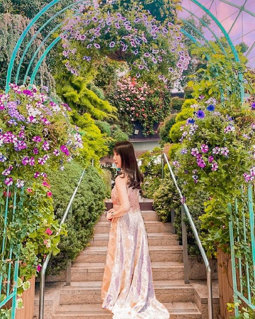 Kalo jalan-jalan ke Singapore, belum lengkap kalo belum mengunjungi Gardens by the Bay: Flower Dome. Tempatnya cantik krn dipenuhi berbagai macam bunga seperti tulip, hydrangea, dsb, cocok banget untuk liburan bersama keluarga dan teman.
 Nah, buat kalian yg mau mengunjungi Gardens by the bay, kalian bisa mendapatkan tiketnya di @travelokaxperience , nggak perlu antri lagi deh buat beli tiket, tinggal scan voucher kalian aja, langsung masuk deh! 
#XperienceMore
#sisytravelingdiary
.
.
.
.
.
.
.
.
.
#ootd #photooftheday #beautifuldestinations #bali #gardensbythebay #iphoneonly #paris #ootdspot #prewedding #like4like  #postthepeople #travelingwomen_  #clozetteid  #travelinladies #fblogger #travelingwomen_ #thewanderingtourist #travel #marinabaysands #singapore