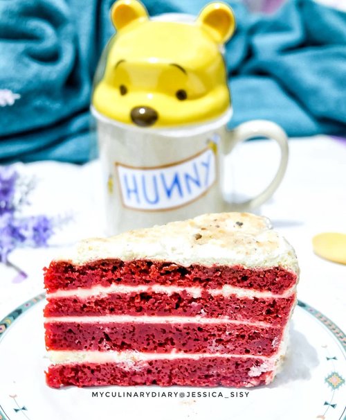 Red velvet for my snack time ♡How I miss this cake in Turkey.Check out myculinarydiarycom.wordpress.com for more awesome post! Link is on my bio and my Zomato/Jessica Sisy or Pergikuliner/Jessica Sisy for more food reviews#myculinarydiary #sisyeatingdiary #clozetteid........#food #foodblogging #foodgram #foodaddict #foodshare #foodphotographer #jktfoodies #foodphotography #instabuzz #photooftheday #beautifulcuisines #foodgasm #foodnetwork #discoverymeal #appetitejournal #eatfamous #flatlay #foodoftheday #dessert #kulinerjakarta #followme #foodstylist #foodvsco #eatfreedayid #kulineraddict #eeeeats