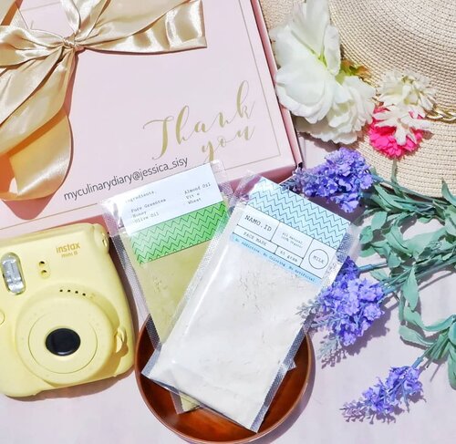 Calling all beauties! Gw lg cobain pake masker Milk dan Green Tea dari @hello.masker 
Bahannya alami, no preservatives, no colorant, dan no additives. Natural ingredient! So far, pori2 di sekitar hidung udah lebih bersih komedonya. Bisa juga dicombine antara 2 masker itu buat glowing skin dan anti aging. Nanti liahat di IG story ya pakai maskernya 😁
.

Check out myculinarydiarycom.wordpress.com for more awesome post
.
.
.
.
.
.
.
#clozetteid #cosmetic #beauty #skincare #makeup #perawatanwajah #premiumskincare #masker #maskeralami #maskermuka #matcha #milkmasker #greenteamasker #perawatanbibir #weddingku #bridestory #likeforlike #tagsforlike #makeupcourse #lipstick #ysl #maccosmetic #makeupjunkies #makeupgeek #instabuzz #asian #korea