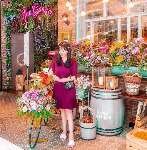 Fahsion tips: wearing micro bag as a belt for your dress! 
Making ur look more stylish and looks like #komunyeong 
#microbag #playnomore #playnomorebag #garden #flowerdecoration