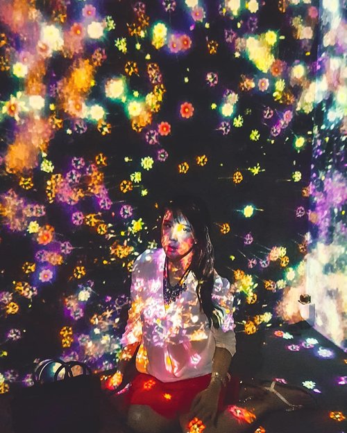 One if my favorite place in Singapore : Art Science Museum. Actually, #teamlab has also made this museum in Jakarta (Futurepark). Both of them are amazing and there is an installation which is found in Singapore, but not in Jakarta.Can you guess?#sisytravelingdiary #futuretogether #futurepark #artsciencemuseum.........#ootd #photooftheday #beautifuldestinations #jewelchangi #gardensbythebay #iphoneonly #paris #ootdspot #jktspot #like4like  #travelsingapore  #postthepeople #travelingwomen_  #clozetteid  #travelinladies #fblogger #shoxfashion #thewanderingtourist #travel #marinabaysands #singapore