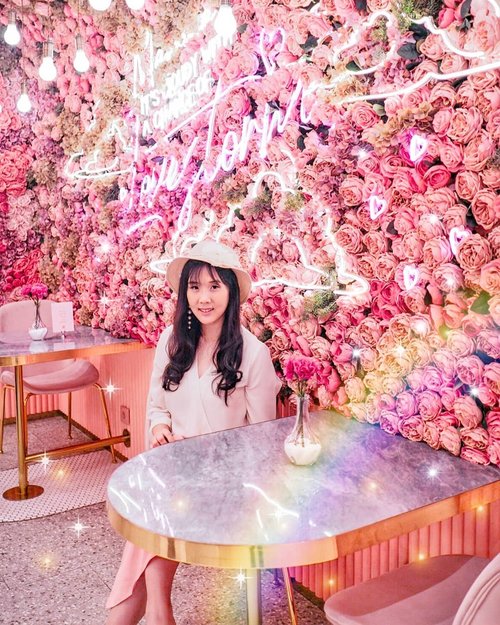 Trying to add a rainbow and star stickers on my photo. Anw, I like this pink cafe because it reminds me of a similar cafe in London and Istanbul.
Happy weekend ❤
.
.
#sisytravelingdiary #futuretogether #futurepark #artsciencemuseum #singapore
.
.
.
.
.
.
.
.
.
#ootd #photooftheday #beautifuldestinations #jewelchangi #gardensbythebay #iphoneonly #japan #ootdspot #jktspot #like4like  #travelsingapore  #postthepeople #travelingwomen_  #clozetteid  #fblogger #london #visitlondon  #thewanderingtourist #travel #marinabaysands